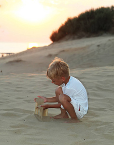 沙滩上的小男孩