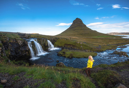 在著名的 Kirkjufellsfoss 瀑布的夏天日落景色