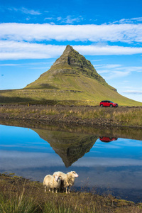 在著名的 Kirkjufellsfoss 瀑布的夏天日落景色