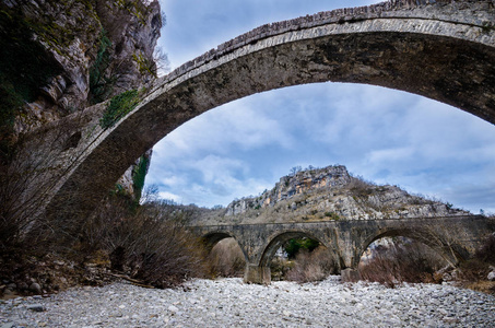 旧的 NoutsouKokkori 拱形石桥上 Vikos 峡谷，Zagorohoria，希腊