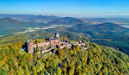 鸟瞰图的城堡杜红颜Koenigsbourg 在孚日山脉。法国阿尔萨斯