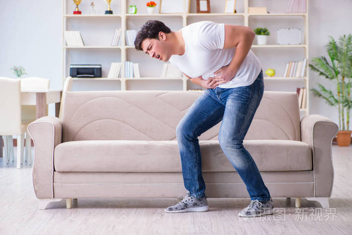 男子患有胃不舒服,呕吐