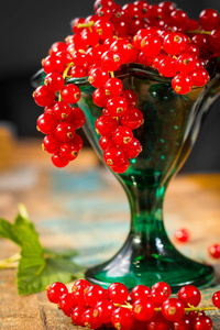 新鲜成熟的红醋栗浆果在桌子上