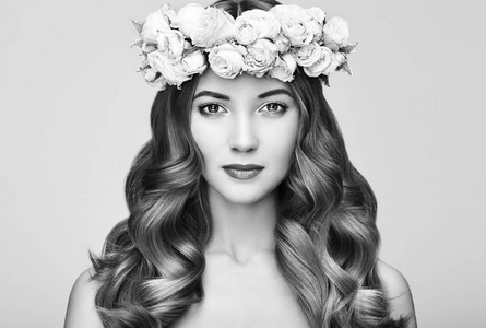 美丽的金发女人与花在她头上的花环