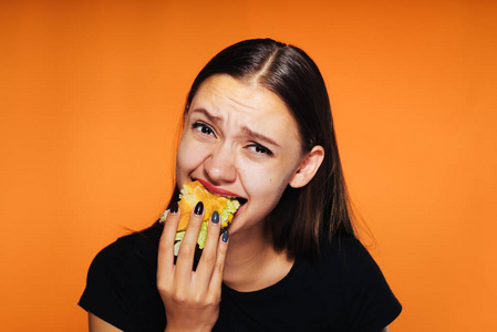 吃美女脚踩食物图片