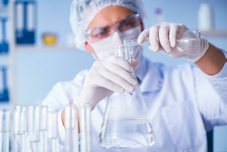 女科学家研究人员进行的实验室试验照片