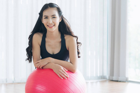 健身球在健身房或瑜伽班的健康女人