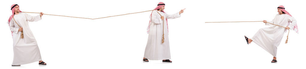 阿拉伯人在白色衬底上的拔河比赛的概念