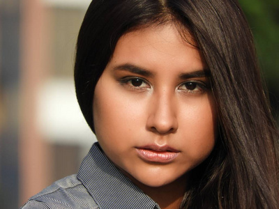 西班牙裔青少年来自厄瓜多尔的漂亮拉丁裔xxl模特女孩穿着紫罗兰色的