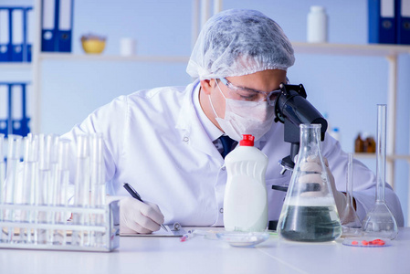 在实验室，测试新清洗解决方案洗涤剂的男人