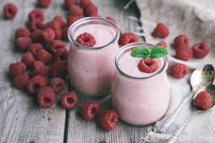 与覆盆子水果甜点杯酸奶果汁草莓奶昔