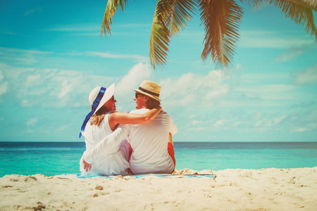 幸福恩爱的夫妻，在热带的海滩上
