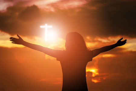 年轻的天主教基督徒牧师在孤立的背景下, 手放在胃里, 因为恶心, 痛苦