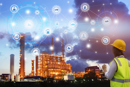 工业4.0概念工程使用剪贴板与检查和工业图标在炼油厂工业日落背景.