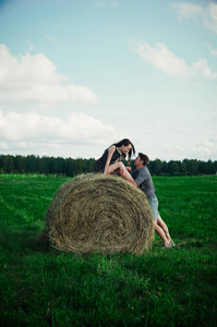 恋人在草垛旁空地休息图片