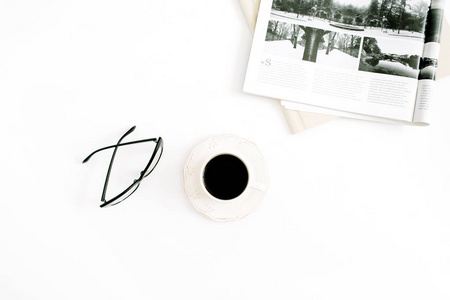 每天早上喝咖啡杯子 报纸 唐菖蒲花和眼镜