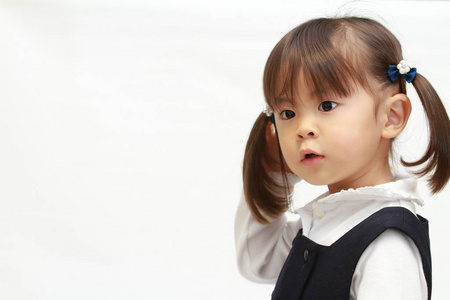 穿正式服装的日本女孩2岁简介