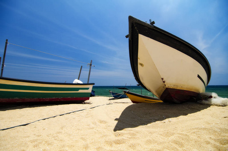 渔夫的小船在沙滩下阳光灿烂的日子
