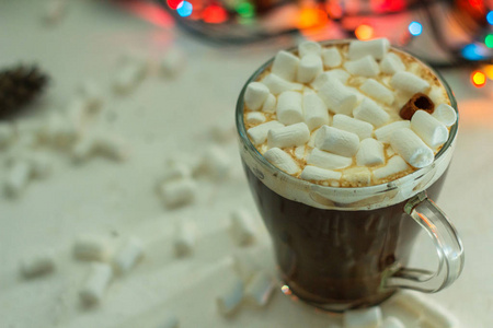 杯子，热咖啡或巧克力棉花糖
