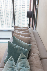 现代现代客厅里的沙发上的枕头的行