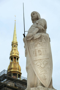 里加的罗兰雕像