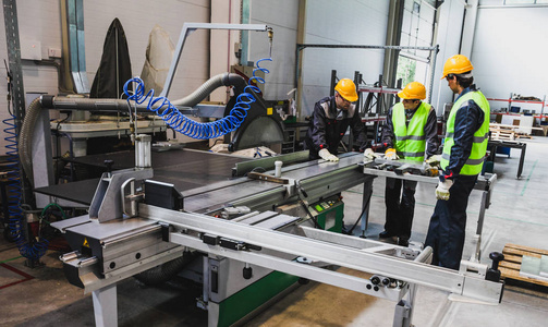 在数控机加车间工人照片