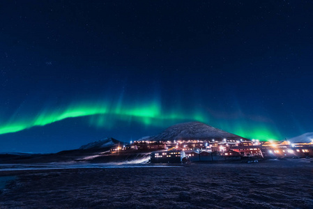 极地北极北极光北极光天空明星在挪威斯瓦尔巴群岛的朗伊尔城月亮山