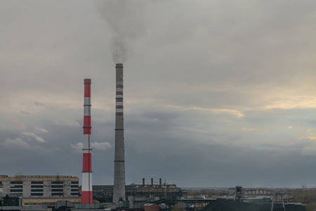 一家大型工厂烟雾在天空中的管道