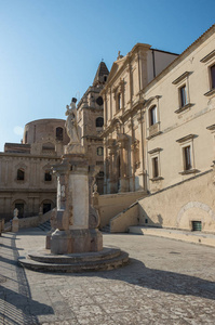 雕像前阿西西的圣弗朗西斯教堂到完美无暇，意大利 Noto