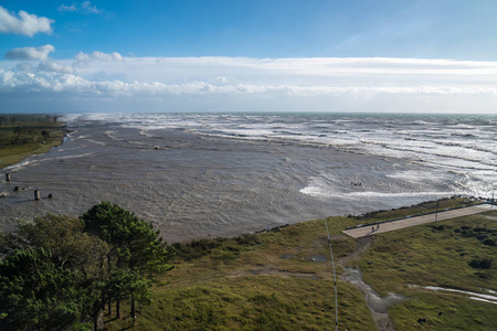 狂风暴雨的巨浪在海岸附近破浪图片