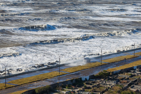 狂风暴雨的巨浪在海岸附近破浪图片