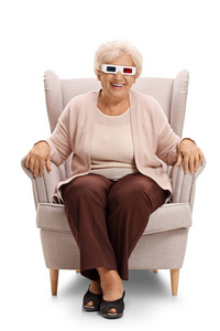 一副 3d 眼镜坐在扶手椅上的女人