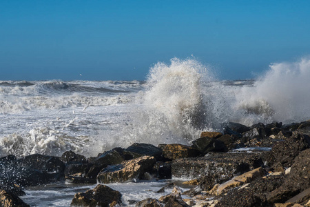 狂风暴雨的巨浪在海岸附近破浪