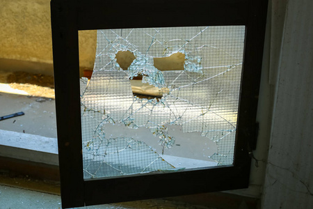 破碎的玻璃门