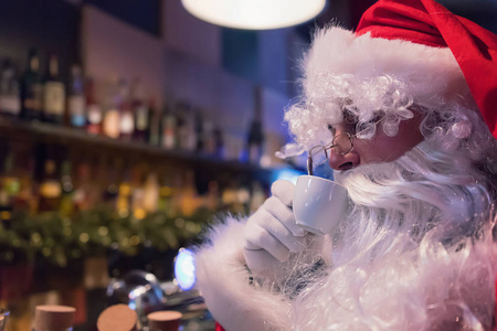 圣诞老人休息在酒吧与热卡布奇诺
