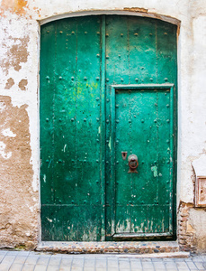 旧的绿色门与锁孔特写