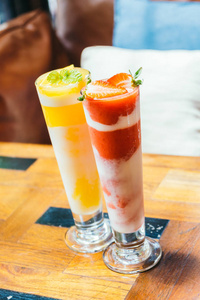 草莓果汁冰图片