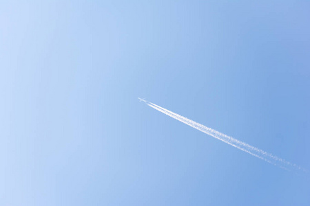 飞机在天空中飞行, 有蒸汽痕迹