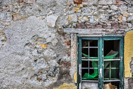 在塞尔维亚，塞尔维亚的灰色墙体破的窗户