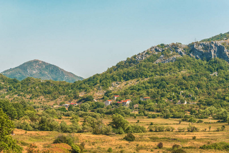 一个小村庄和建筑物在黑山绿色巴尔干山脉