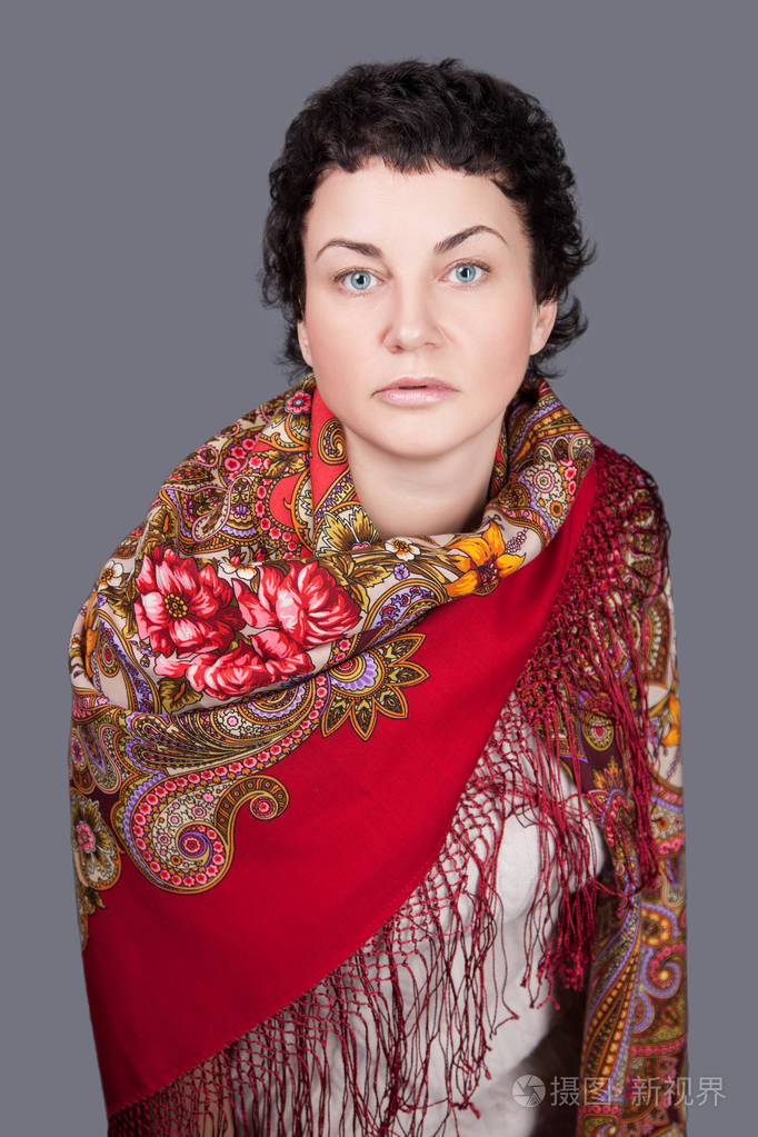 在肩膀上戴红头巾的女人