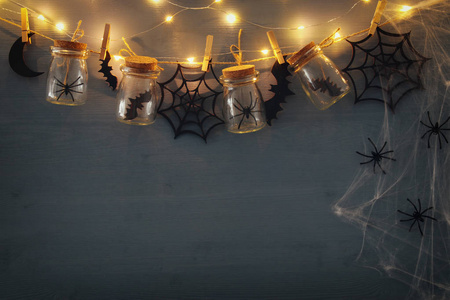 万圣节节日概念。马尾松罐与蜘蛛，洗澡和木制装饰品
