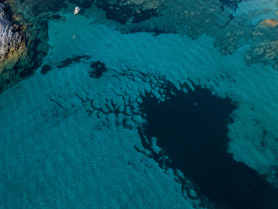 透明的海上漂浮的系泊船的鸟瞰图。暑假和潜水的放松。法国的里维埃拉，科西嘉岛。法国