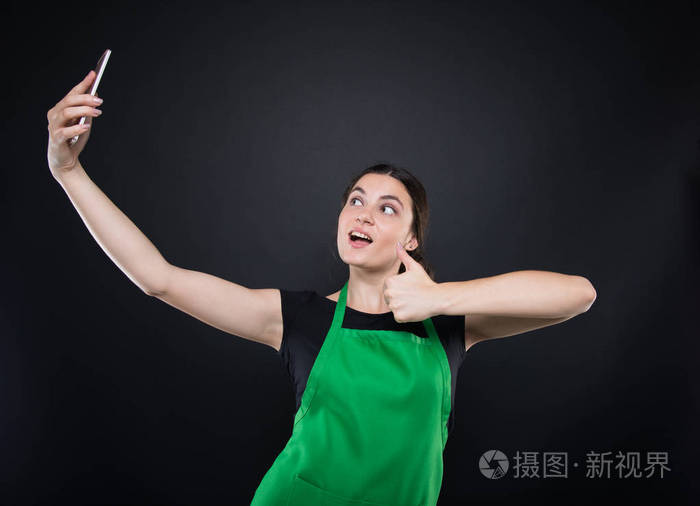 性格开朗的卖方以自拍照和上升大拇指