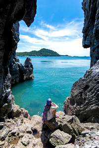 在一个山洞里附近海面 Keo 嗣昌，假日旅游，泰国旅游人妇女。旅游概念