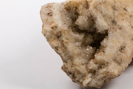 石头与美丽的石英晶体关闭照片