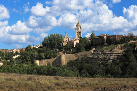 塞戈维亚，西班牙。哥特式大教堂在阳光灿烂的日子