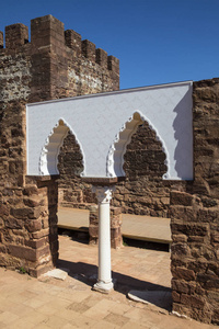 Silves 城堡的拱形摩尔窗口