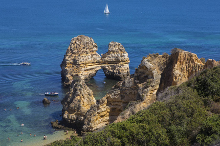 一个美丽的岩层在普拉亚做卡米洛在拉各斯葡萄牙。