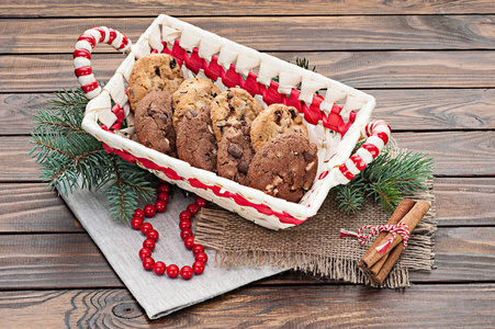 安排与圣诞装饰在木桌子上的饼干篮子